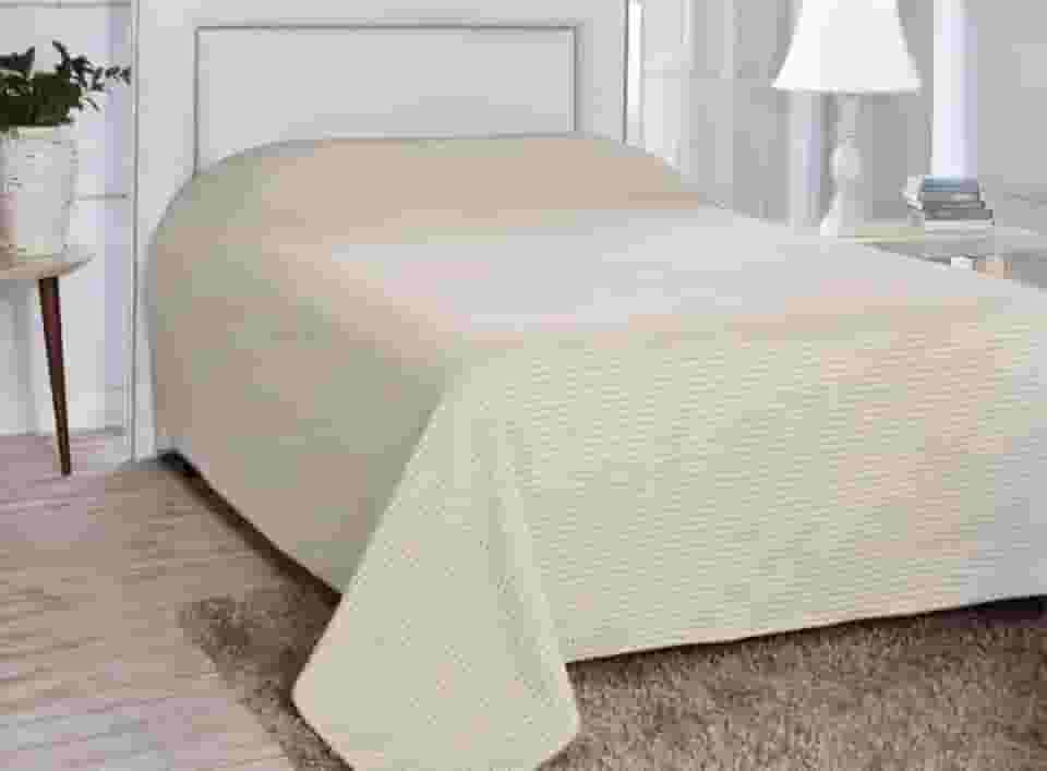 Colcha em Piquet Maquinetado Casal cobre-leito 200x220 (Bege)