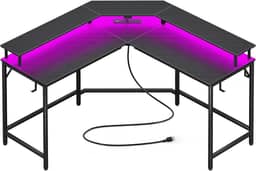 Mesa de jogos Huuger, Em Forma de L, com Tomadas Elétricas, Luzes LED, Mesa de Computador, Prateleiras para Monitores, Superfície de Fibra de Carbono, com Ganchos, Preto