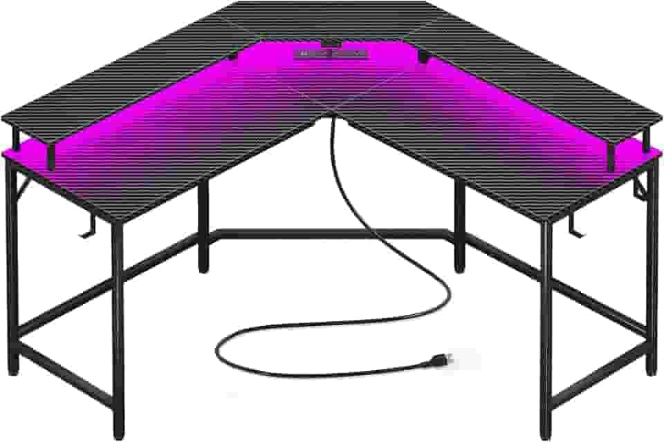 Mesa de jogos Huuger, Em Forma de L, com Tomadas Elétricas, Luzes LED, Mesa de Computador, Prateleiras para Monitores, Superfície de Fibra de Carbono, com Ganchos, Preto