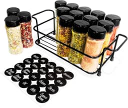 Suporte Cesto Ferro com Alça + 15 Potes Tempero 130ml de Plástico para Condimentos Especiarias Temperos com Tampa Dosadora Dupla + Adesivos