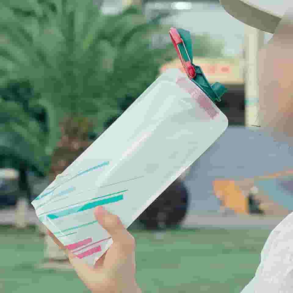 Garrafas de água dobráveis para viagens, festival de música, garrafa de água dobrável com tampa à prova de vazamento, 700 ml, sacos de água reutilizáveis à prova de vazamento para beber, com fecho