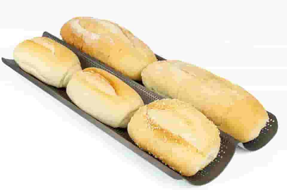 Assadeira em alumínio, antiaderente e perfurada com ondas. Ideal para baguetes, pão de queijo, francês, italiano, e muitos outros tipos. (Preto, 2 ondas)