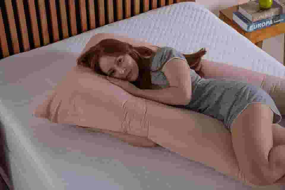 Travesseiro de Corpo Para Gestantes Com Capa 200 fios Micro Percal Enchimento Fibra 100% Silicone (Rosa)