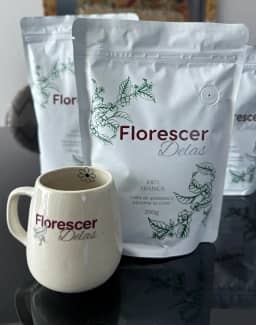 Florescer Delas Kit Café 100% Arábica com Xícara de Cerâmica Decorativa, Torrado e Moído, 250g