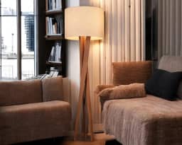 D+MOB Luminária De Chão Paris Com Pés De Madeira E Tecido Mônaco (Bege)