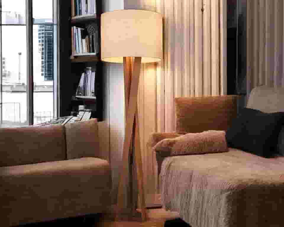 D+MOB Luminária De Chão Paris Com Pés De Madeira E Tecido Mônaco (Bege)