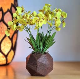 Orquídeas - Arranjo Maragogi com orquídeas amarelas artificiais em vaso de polietileno.
