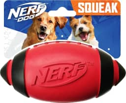 Nerf Dog Brinquedo de futebol de borracha para cães com barulho interativo, leve, durável e resistente à água, 12,7 cm de diâmetro para raças médias/grandes, unidade única, vermelho