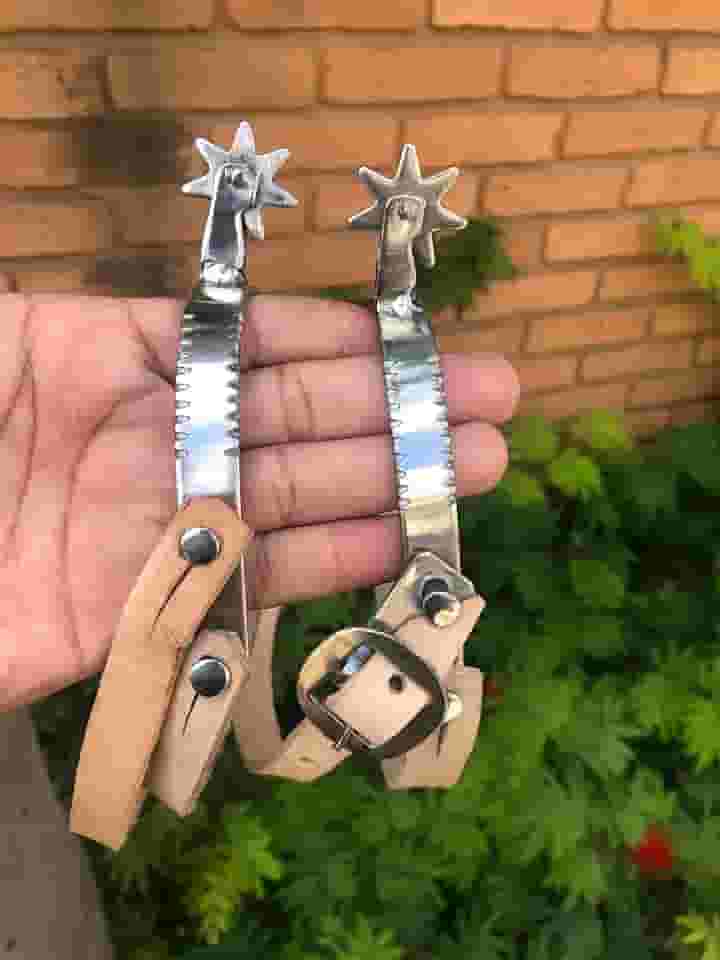 Espora batida para vaquejada + correia de couro natural