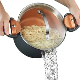 GOTHAM STEEL Panela de cerâmica multiuso de 5 litros com tampa de coador e alças giratórias, cerâmica antiaderente para sopa, espaguete, arroz, panelas para cozinha, lavável na lava-louças - cobre