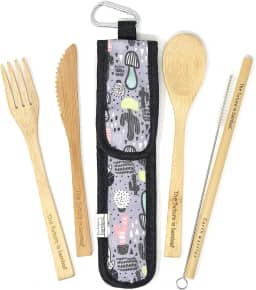 The Future is Bamboo Conjunto de talheres de 5 peças, utensílios de viagem reutilizáveis de bambu orgânico, kit de talheres de viagem de madeira com garfo, faca, colher, escova de limpeza de palha