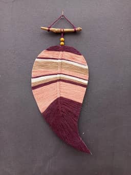 Decoração de Parede Macramê, Painel Folhas/Penas, Arte de Parede para Sala de Estar e Quarto, Ideias de Presente, Feito à Mão (Salmão/bordô)